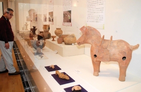 「古墳時代の技術革新」をテーマに催されている県立考古博物館の春季特別展＝播磨町大中１