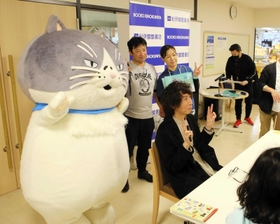 マルや早見さんと交流するファンら＝加古川市加古川町篠原町
