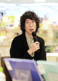「かなしきデブ猫ちゃん　マル」への思いを語る早見和真さん＝加古川市加古川町篠原町