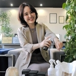 播磨地域の温泉水と有機栽培のハーブで作ったスキンケア化粧品をＰＲする「エーアジア」の山本彩邑衣さん＝加古川市平岡町新在家１