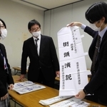 告示日を前に街頭演説用の旗や腕章などを点検する町選管の職員たち＝播磨町役場
