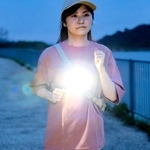 明るさが評価されたムサシの「ぴかりミニライト」。ショルダーベルトに引っかけて使うと、夜のジョギングも安心（ムサシ提供）