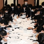 開票作業に当たる播磨町職員＝播磨町東本荘１、町中央公民館