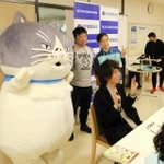 マルや早見さんと交流するファンら＝加古川市加古川町篠原町