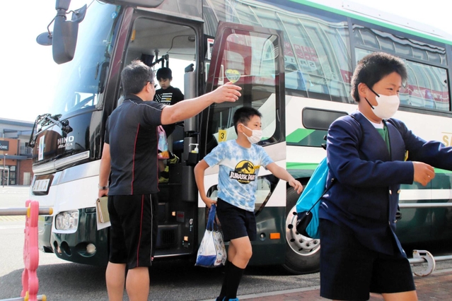 小学校からはバスで移動した＝加古川市加古川町寺家町、コナミスポーツクラブ加古川店