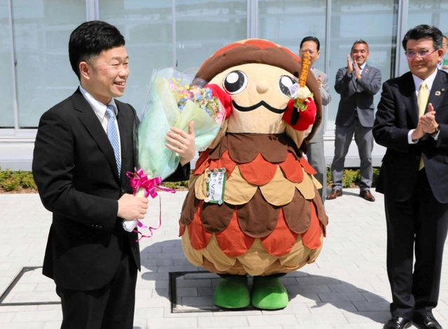 吉本新喜劇の座長就任を祝う花束を受け取った吉田裕さん（左端）＝高砂市役所