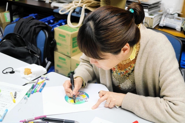 ロゴデザインを考える上野樹里さん＝４月２５日、加古川市内（同市提供）