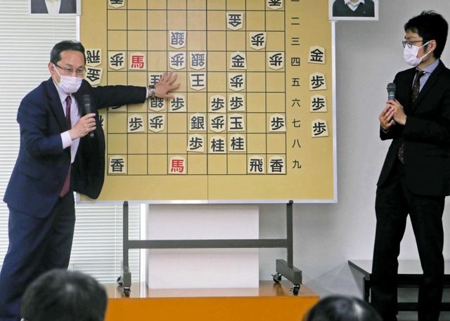 加古川青流戦開幕局について解説する井上慶太九段（左）と稲葉陽八段＝加古川まちづくりセンター