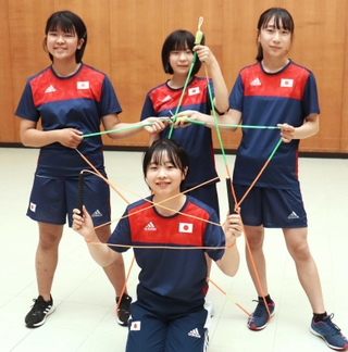 世界選手権に出場する縄跳びクラブチーム「ぴょん太」の（左上から時計回りに）川勝悠月さん、下津佐理央さん、山本彩葉さん、高田つきのさん＝加古川市加古川町北在家