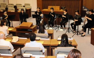 加古川市議会議事堂で催された議場コンサート＝同市加古川町北在家