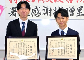 詐欺を防いだ中戸佑泉さん（左）と中崎彗太さん＝高砂市荒井町紙町、高砂署