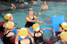 水泳授業でインストラクターの指導を受ける子どもたち＝加古川市加古川町寺家町、コナミスポーツクラブ加古川店