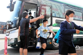 小学校からはバスで移動した＝加古川市加古川町寺家町、コナミスポーツクラブ加古川店