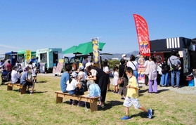 キッチンカーを集めた昨年のイベント＝２０２２年１０月、加古川市加古川町本町（同市提供）