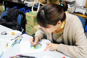 ロゴデザインを考える上野樹里さん＝４月２５日、加古川市内（同市提供）