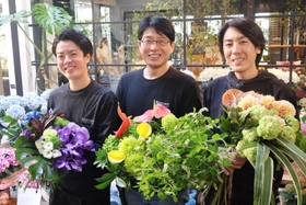 フラワーデザインの競技会に出場した（左から）日坂祐介さん、明広さん、亮太さん＝加古川市加古川町寺家町