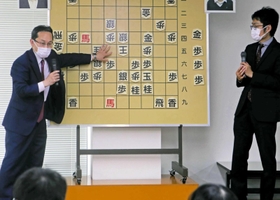 加古川青流戦開幕局について解説する井上慶太九段（左）と稲葉陽八段＝加古川まちづくりセンター