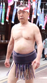 おはらいを受け、緊張した表情で奉納場所に向かう瀬川喜樹さん＝鹿嶋神社