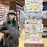 加古川市内の書店に設けられた特設コーナーを訪れた山本誠志さん＝加古川市加古川町寺家町（山本さん提供）