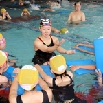 水泳授業でインストラクターの指導を受ける子どもたち＝加古川市加古川町寺家町、コナミスポーツクラブ加古川店