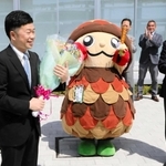 吉本新喜劇の座長就任を祝う花束を受け取った吉田裕さん（左端）＝高砂市役所