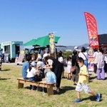 キッチンカーを集めた昨年のイベント＝２０２２年１０月、加古川市加古川町本町（同市提供）
