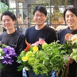 フラワーデザインの競技会に出場した（左から）日坂祐介さん、明広さん、亮太さん＝加古川市加古川町寺家町