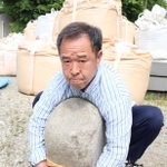 力石の奉納に挑む瀬川喜樹さん。石材業者に依頼して石を用意した＝高砂市阿弥陀町魚橋