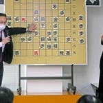 加古川青流戦開幕局について解説する井上慶太九段（左）と稲葉陽八段＝加古川まちづくりセンター