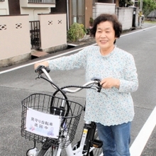 加古川市が市民に貸与している電動自転車。検知機を搭載しており、乗るだけで子どもや認知症者らの見守りに貢献する＝加古川市加古川町本町