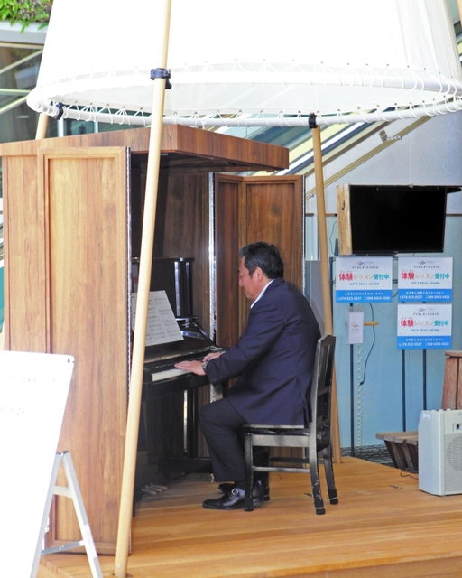 ストリートピアノを演奏する佐伯謙作播磨町長＝播磨町北野添２
