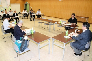 加古川市いじめ防止対策評価検証委員会の最後の会合。５カ年計画の最終年度の取り組みを検証した＝加古川市加古川町北在家