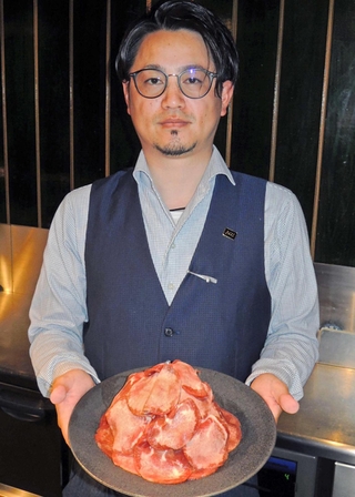 セミナーを契機に考案した返礼品「牛タン１キロ」が大ヒットした神戸肉推進機構の新田大社長＝加古川市別府町新野辺北町