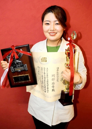 「第３８回津軽五大民謡全国大会　桜花グランプリ大会」で初優勝し、笑顔を見せる岡部祐希さん＝播磨町