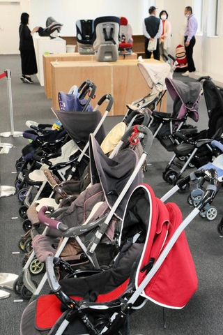 貸し出されているベビーカーなどの中古品＝エコクリーンピアはりま