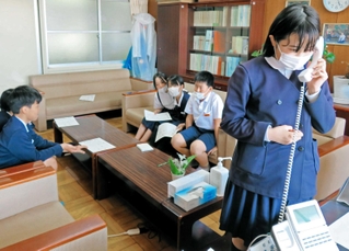 加古川市教育委員会に「お話を聞きたい」と申し出た平荘小児童会のメンバー。代表の高橋新さん（手前右）は校長室から電話をかけた＝加古川市平荘町山角（平荘小提供）