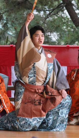 復刻した高砂染の衣装をまとって高砂浦の者を演じる野村裕基さん＝高砂神社