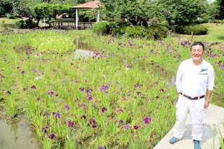 鹿児の庭に復活したハナショウブ園。整備した加古川市造園建設業協会の喜多成利理事長は「多くの人に楽しんでほしい」と話す＝加古川市加古川町北在家
