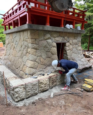 五重塔の縁石として組まれていく竜山石＝米サンフランシスコ、ゴールデンゲートパーク（松下尚平さん提供）
