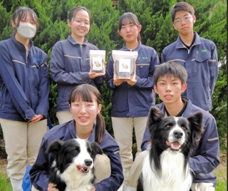 ドッグフード商品化に向けクラウドファンディングを展開する県農生ら＝加古川市平岡町新在家