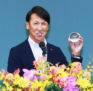 五輪で獲得したメダルを披露する葛西紀明選手＝高砂市文化会館