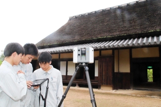 レーザースキャナーで本岡家住宅を測量する東播工業高校の生徒＝加古川市東神吉町天下原