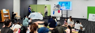 家族連れら約７０人が参加した「かなしきデブ猫ちゃん」のおはなし会＝高砂市米田町米田