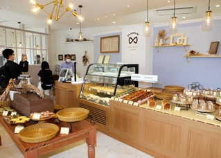 欧州のベーカリーをコンセプトにした落ち着きのある空間が広がる店内＝加古川市加古川町篠原町
