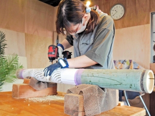 大阪でのイベント出展に向けオブジェを製作する「アンソレイエ・レーヴ」の利用者＝加古川市米田町平津