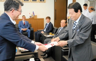 都倉達殊市長（手前左）に目録を手渡す青柳進さん。ほかに寄付をしたのは（奥左から）住友達矢さん、平津康成さん、山下登也さん＝高砂市役所