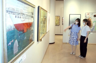 洋画の大作などが並ぶ会場＝加古川市平岡町新在家、加古川総合文化センター