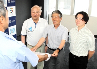 人命救助に対する感謝状を受ける（右から）池田佑人さん、嶋田邦男さん、福田幸夫さん＝加古川市平岡町一色、同市東消防署