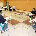 加古川市いじめ防止対策評価検証委員会の最後の会合。５カ年計画の最終年度の取り組みを検証した＝加古川市加古川町北在家