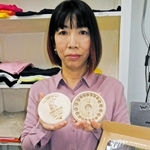 初めて加古川市のふるさと納税返礼品に登録した乳歯ケースを手にＰＲする「わくわく」の奥田久美社長＝加古川市加古川町粟津